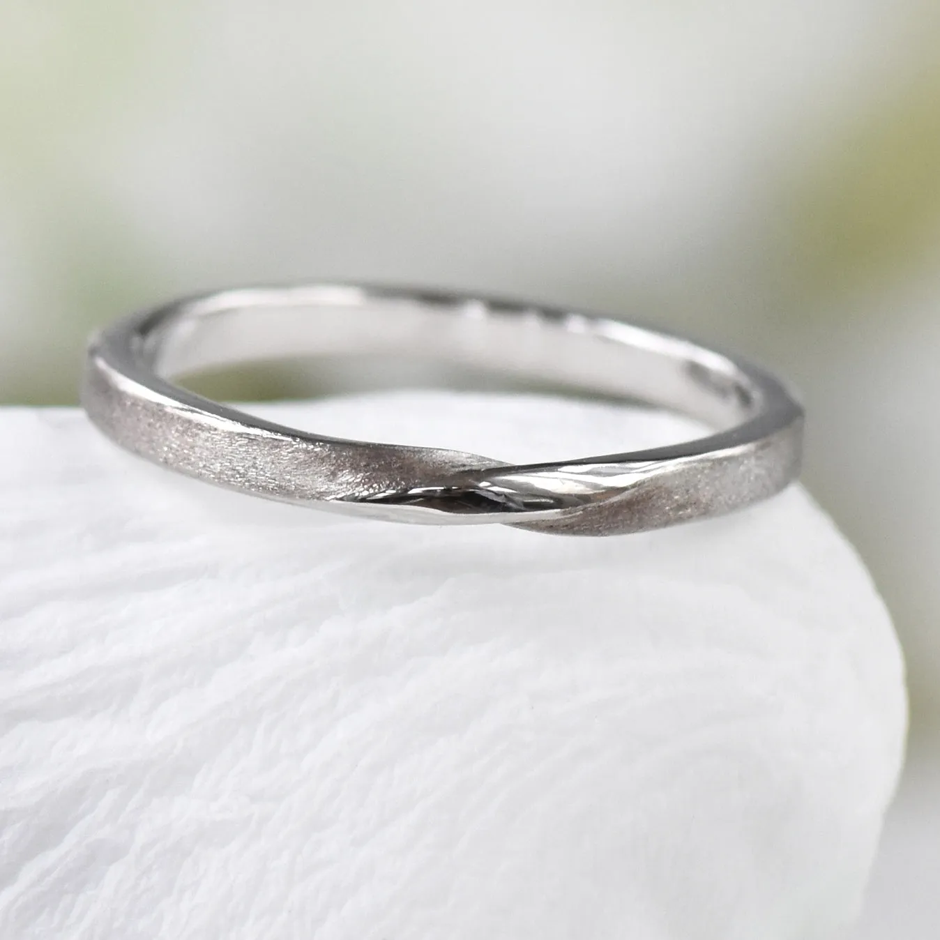 950 Platinum 2mm Spun Silk Slim Ribbon Twist Wedding Ring