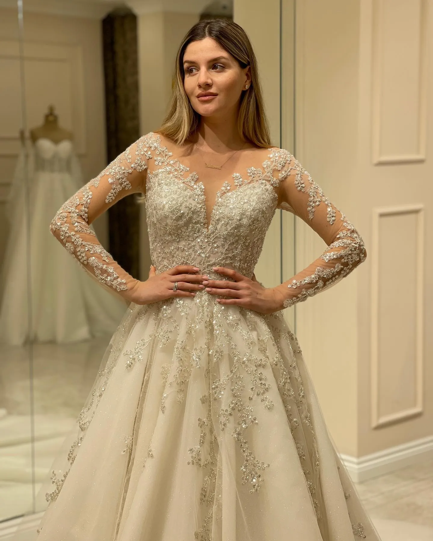 Elegant Long A-line Sweetheart Lace Appliques Wedding Dress with Sleeves