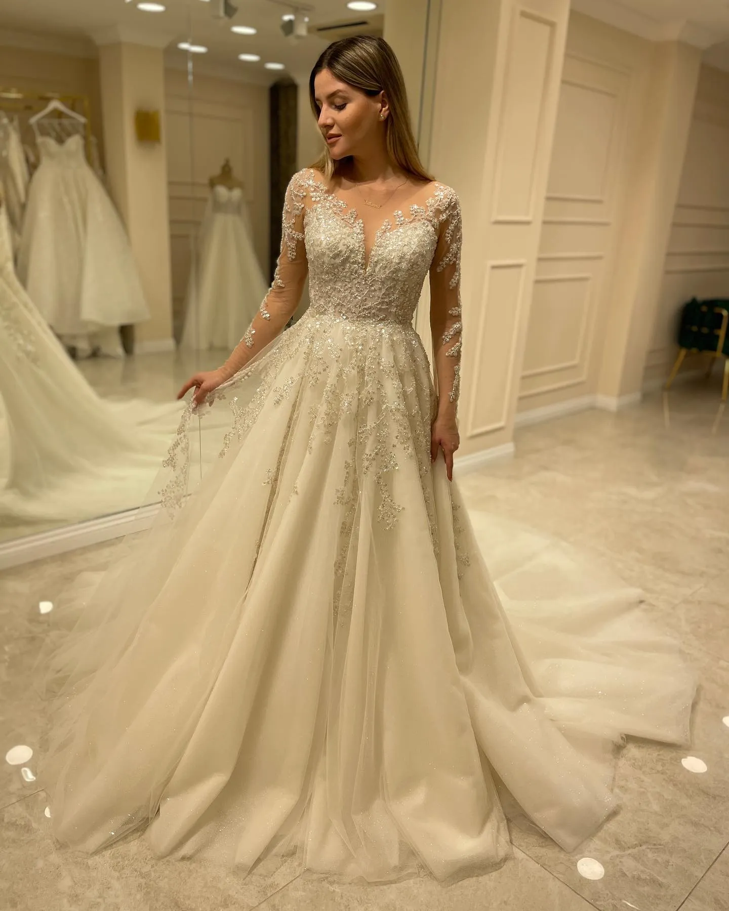 Elegant Long A-line Sweetheart Lace Appliques Wedding Dress with Sleeves