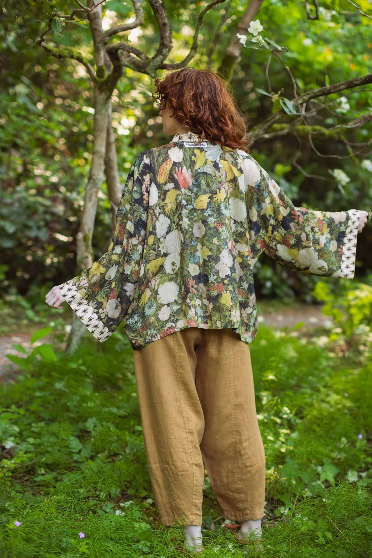 I Dream In Flowers Bamboo Cropped Kimono with Bees