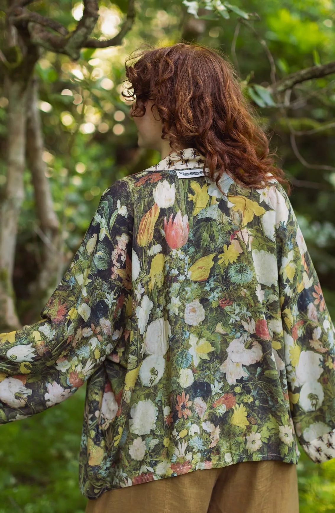 I Dream In Flowers Bamboo Cropped Kimono with Bees