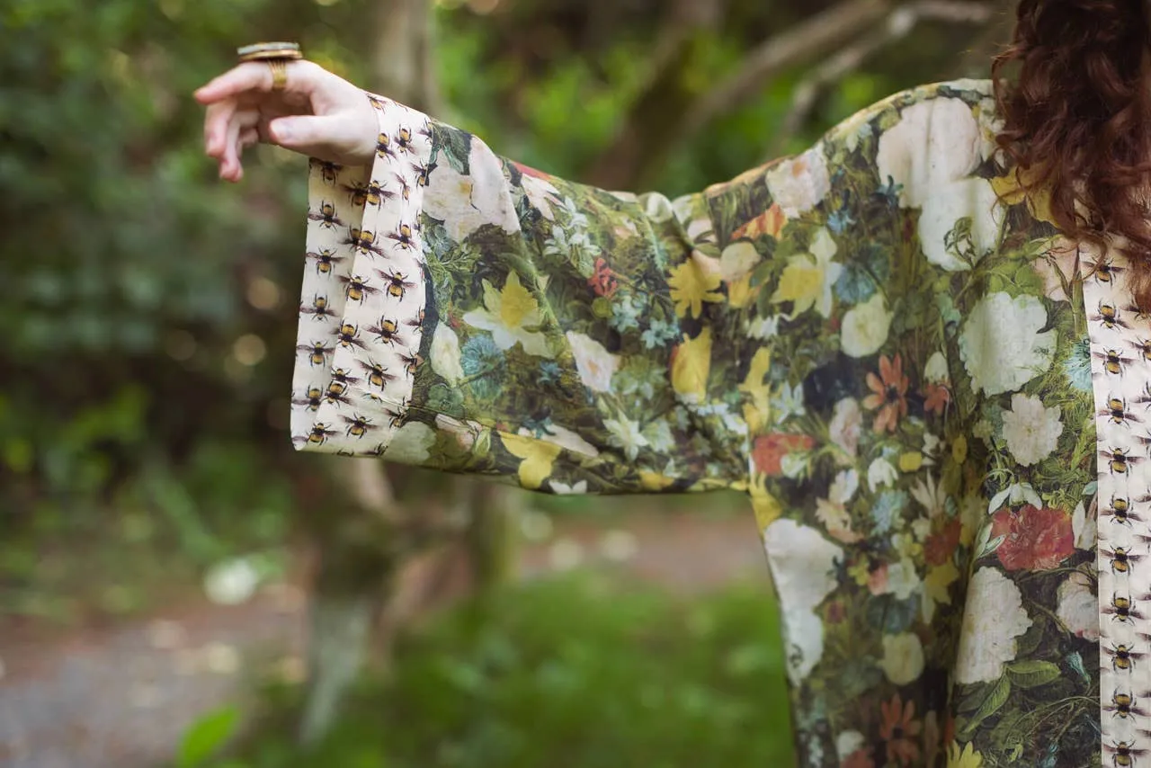 I Dream In Flowers Bamboo Cropped Kimono with Bees